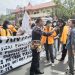 Puluhan Mahasiswa dari Fakultas Ekonimi dan Bisnis melakukan unjuk rasa di depan Gedung Menara Pinisi Universitas Negeri Makassar