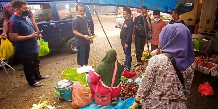 Gubernur Sulawesi Selatan, Andi Sudirman Sulaiman mengajak masyarakat untuk mendukung ekonomi kerakyatan, disampaikan di pasar tradisional