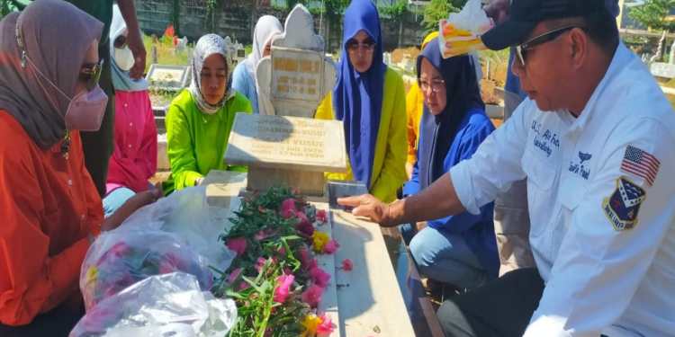 Andi Utta tak mampu menahan air matanya. Perasaan tersebut kembali membuncah saat ia menziarahi makam adiknya Andi Muhammad Yusuf