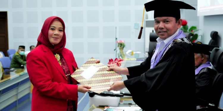 Mesra Rahayu salah satu pendiri Komunitas Sahabat Netra telah resmi mendapatkan gelar Doktornya dan juga menjadi salah satu Doktor termudah