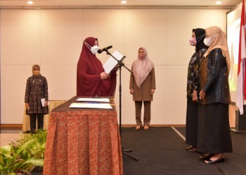 Ketua Dewan Kerajinan Nasional Daerah (Dekranasda) Sulsel, Naoemi Octarina, melantik Pengurus Dekranasda Sulsel Sisa Masa Bakti 2018 - 2023