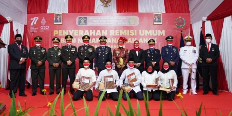 Andi Sudirman Sulaiman menyerahkan Surat Keputusan remisi Kementerian Hukum dan HAM RI kepada sejumlah perwakilan narapidana