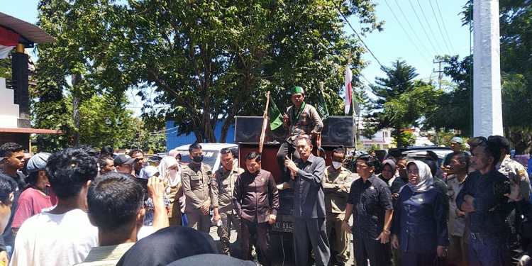 Himpunan Mahasiswa Islam Cabang Bulukumba dengan sejumlah masyarakat nelayan melakukan unjuk rasa di 3 lokasi mulai dari depan Kantor