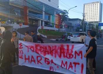 Barisan Muda Kesehatan Indonesia (BMKI) melakukan demonstrasi dalam hal untuk menyikapi isu akan naiknya harga Bahan Bakar Minyak (BBM)