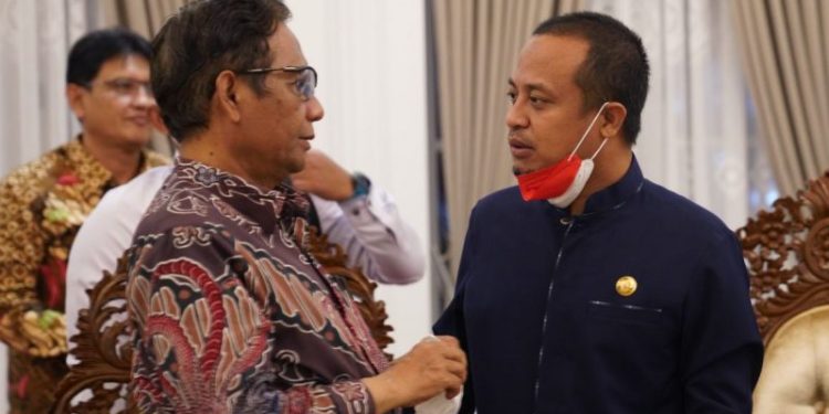 Gubernur Sulawesi Selatan, Andi Sudirman Sulaiman menyambut Menko Polhukam RI (Plt. Menpan-RB), Mohammad Mahfud MD bersama rombongan