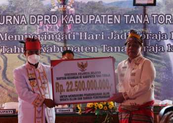 Gubernur Sulawesi Selatan, Andi Sudirman Sulaiman menyerahkan bantuan keuangan Pemprov Sulsel tahun 2022 kepada Pemkab Tana Toraja