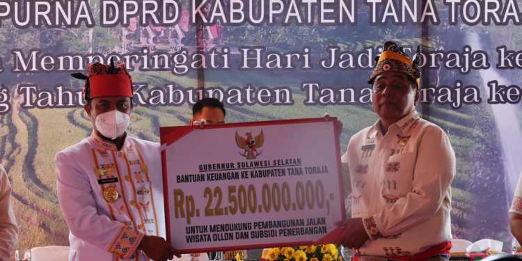 Gubernur Sulawesi Selatan, Andi Sudirman Sulaiman menyerahkan bantuan keuangan Pemprov Sulsel tahun 2022 kepada Pemkab Tana Toraja