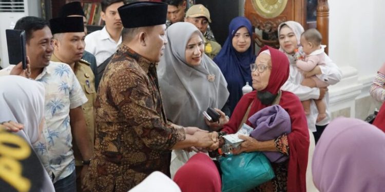 H. Slamet Junaidi bersama Ketua TP PKK Sampang Hj. Mimin Slamet Junaidi melepas keberangkatan warga kurang mampu menunaikan ibadah umrah