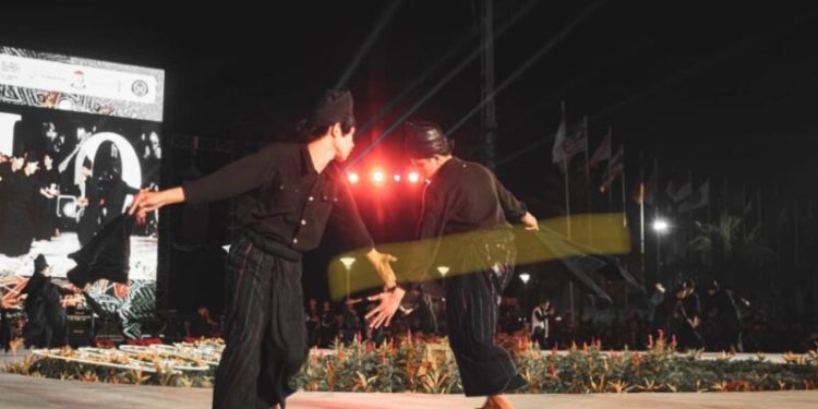 SSBTK menampilkan tari kolosal Topi Le'leng dan Pabbitte Passapu pada event Makassar International  Eight Festival