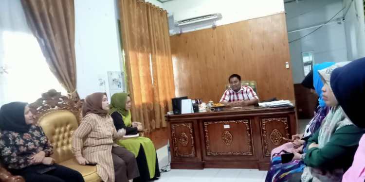 Kepala Dinas Kependudukan dan Pencatatan Sipil (Kadisdukcapil) Bulukumba Dedi Rahmadi mengajak Darma Wanita Persatuan (DWP) unit Disdukcapil