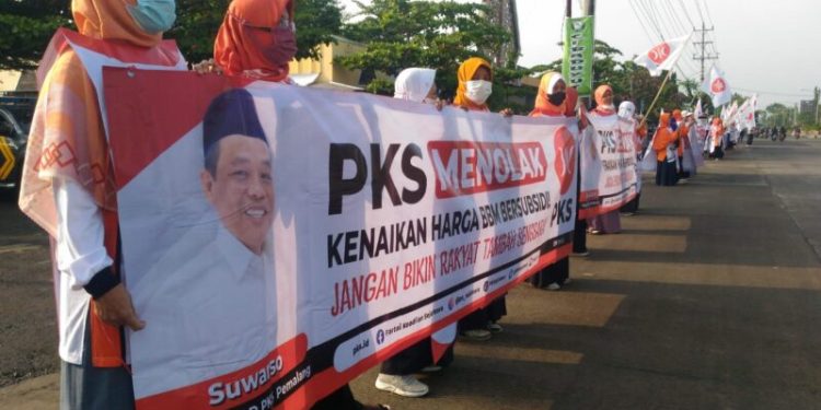 Ratusan massa yang tergabung dalam anggota dan simpatisan Partai Keadilan Sejahtera (PKS) Kabupaten Pemalang melakukan aksi damai