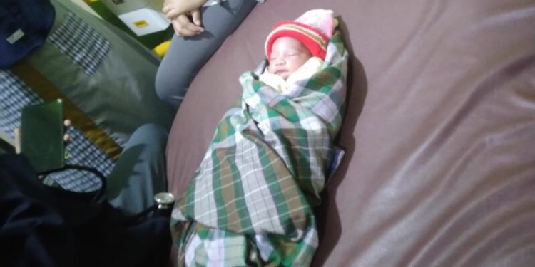 Pagi-pagi warga di gegerkan oleh bayi yang di temukan di perbatasan Herlang-Kajang pinggir sungai Jalan Liku Sakkea tepat di Dusun Kassi Lohe Desa Lembang Kecamatan Kajang