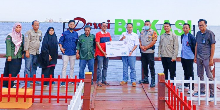 Penyerahan bantuan pengembangan desa wisata diserahkan oleh Kepala Unit CSR PT Semen Tonasa. (Ist)