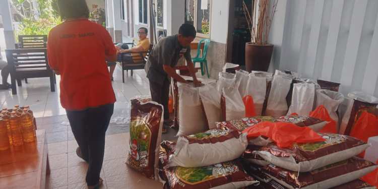Logistik berupa beras yang akan disalurkan ke korban bencana banjir. (Medium Indonesia/ Yustus)