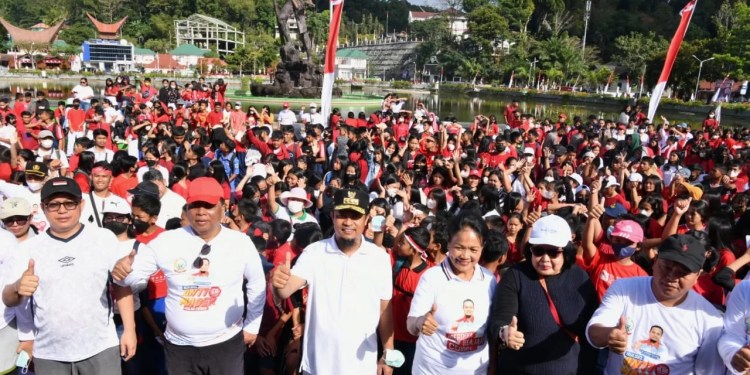 Gubernur Andi Sudirman Sulaeman Ribuan warga bersama pelajar di Tator Jalan Pagi Sulsel Anti Mager. (Ist/ Humas)