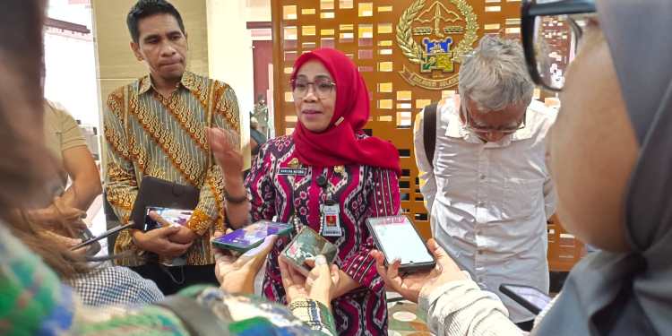 Kepala Dinas Peternakan dan Kesehatan Hewan (PKH) Sulsel Nurlina Saking saat wawancara dengan awak media terkait harga telur khusunya di Sulsel. (Ist)