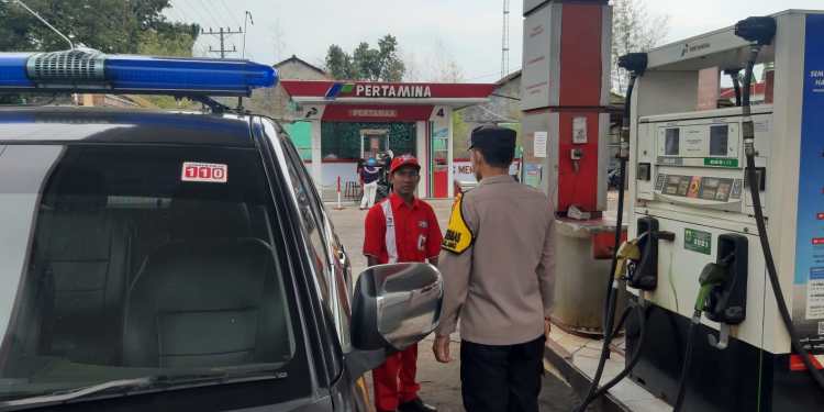 Kapolsek Pemalang AKP Kabul Santoso saat melakukan pemantauan di SPBU. (Ist)