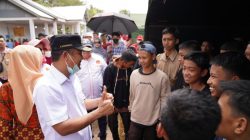 Gubernur Sulawesi Selatan, Andi Sudirman Sulaiman membagikan satu unit motor dan 5 unit sepeda untuk peserta jalan sehat Gerakan Sulsel Anti Mager