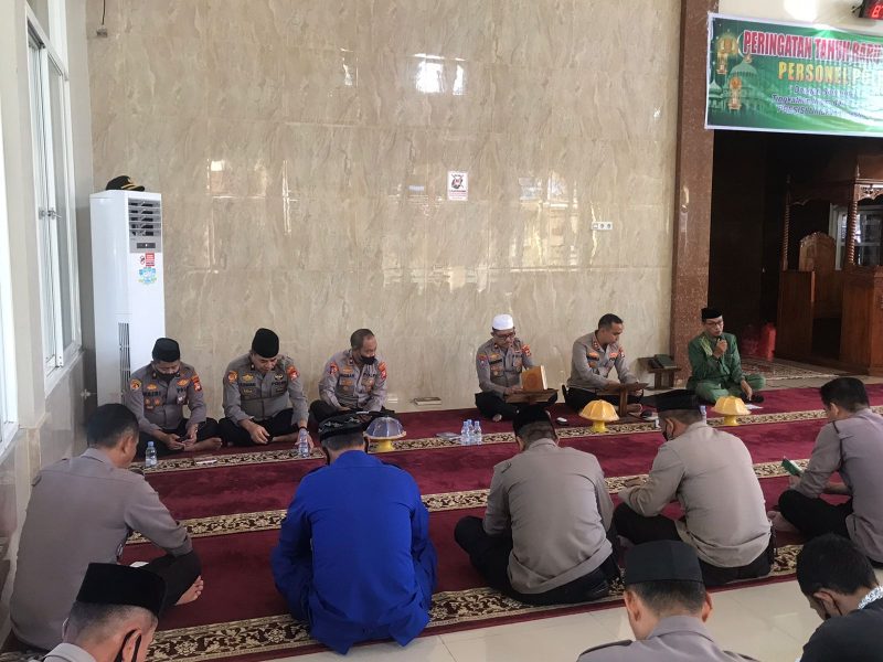 Jajaran Polres Pangkep menggelar peringatan 1 Muharram 1444 H di Masjid Al-Ikhlas Polres Pangkep Kamis (08/08/2022).