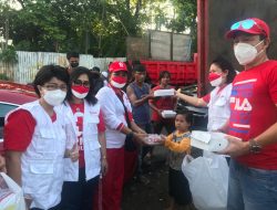 PMI Sulut Berbagi dengan Pemulung dan Anak Jalanan