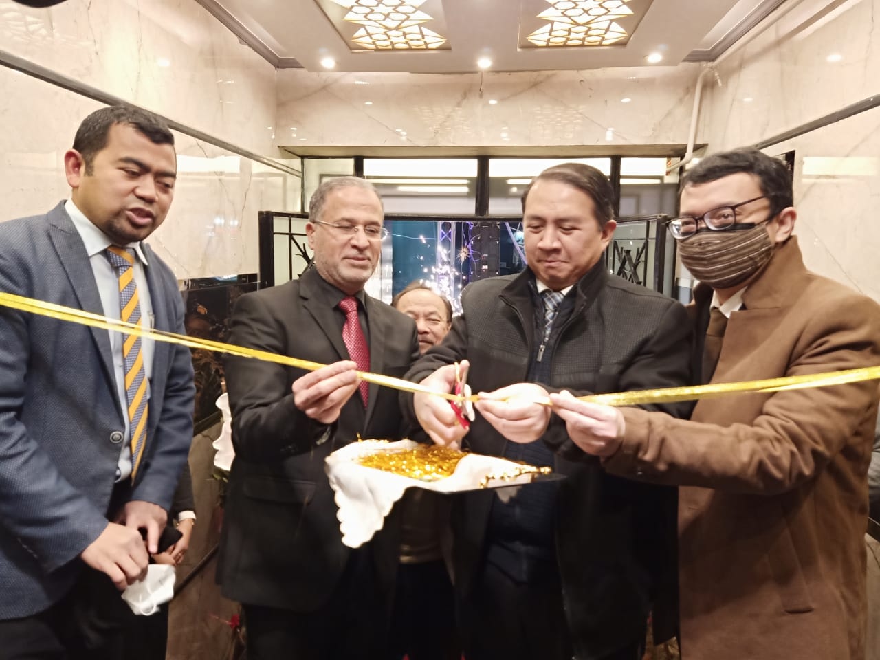 Duta Besar RI untuk Mesir yang diwakili oleh Atase Perdagangan KBRI Kairo, Irman Adi Purwanto Moefthi didampingi Pelaksana Fungsi Ekonomi KBRI Kairo, Dadang Rahmat bersama Haji Emad Attia, CEO El Omda Coffee Mesir meresmikan Kedai Kopi El Omda di Kota Tua Matariah, Distrik Ain Shams, Kairo ditandai dengan pengguntingan pita