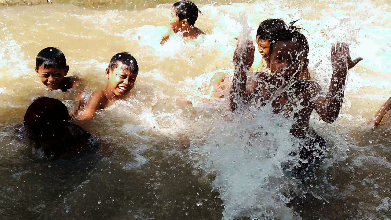 Anak-anak Pinggiran Kota Pemalang Manfaatkan Selokan Air jadi Tempat Berenang