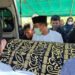 Gubernur Sulawesi Selatan, Andi Sudirman Sulaiman turut ikut mengantarkan kakak sepupunya yang meninggal dunia ke tempat peristirahatan terakhirnya di Toraja.