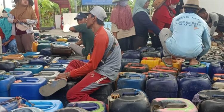 Dampak Kenaikan Harga Bahan Bakar ( BBM ) serta peliknya ketersediaan jenis solar bagi kebutuhan kapal Nelayan sampai kini masih terus terjadi.