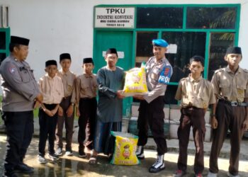 Sebagai Wujud Kepedulian, Kapolsek Sinjai Timur AKP Andi Armadana bersama anggotanya menyambangi 5 (lima) Pondok Pesantren yang berada di kecamatan Sinjai Timur untuk menyalurkan bantuan sembako