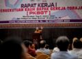 Gubernur Sulawesi Selatan, Andi Sudirman Sulaiman membuka acara Rapat Kerja I Persekutuan Kaum Bapak Gereja Toraja (PKBGT) di Hotel Dalton