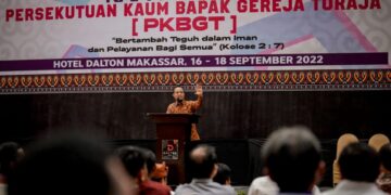 Gubernur Sulawesi Selatan, Andi Sudirman Sulaiman membuka acara Rapat Kerja I Persekutuan Kaum Bapak Gereja Toraja (PKBGT) di Hotel Dalton