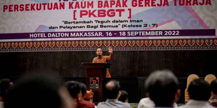 Gubernur Sulawesi Selatan, Andi Sudirman Sulaiman membuka acara Rapat Kerja I Persekutuan Kaum Bapak Gereja Toraja (PKBGT) di Hotel Dalton