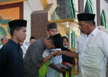 Bupati Andi Muchtar Ali Yusuf bergeser ke Masjid Islamic Center Dato Tiro (ICDT) Bulukumba untuk menyerahkan santunan kepada 377 anak yatim