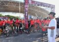 Gubernur Sulawesi Selatan, Andi Sudirman Sulaiman melepas peserta Indonesia Heart Bike yang selenggarakan oleh Yayasan Jantung Indonesia