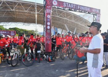 Gubernur Sulawesi Selatan, Andi Sudirman Sulaiman melepas peserta Indonesia Heart Bike yang selenggarakan oleh Yayasan Jantung Indonesia