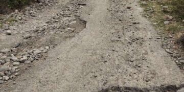 Warga Desa Mangepong  Kecamatan Turatea Kabupaten Jenepoto Sulawesi Selatan mengeluhkan jalan yang menuju Ke Kantor Kecamatan Turatea