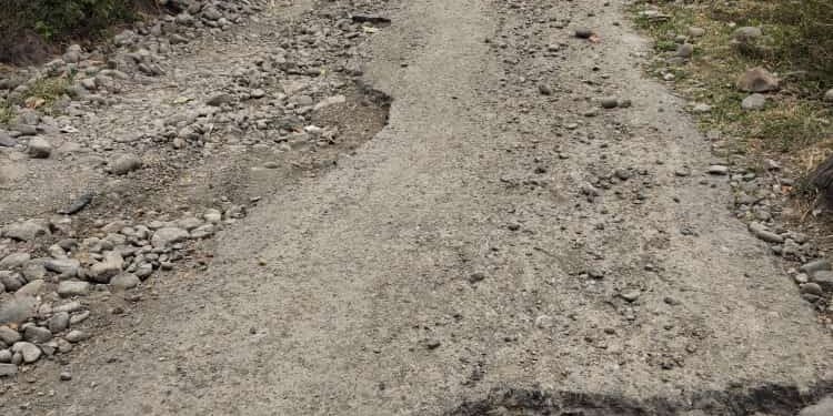 Warga Desa Mangepong  Kecamatan Turatea Kabupaten Jenepoto Sulawesi Selatan mengeluhkan jalan yang menuju Ke Kantor Kecamatan Turatea