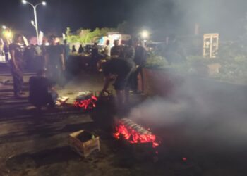 Tiba-tiba wewangian asap mengepul dan berpendar ke segala penjuru mengisi cakrawala bira yang lagi berbinar yang sedang membakar Ikan