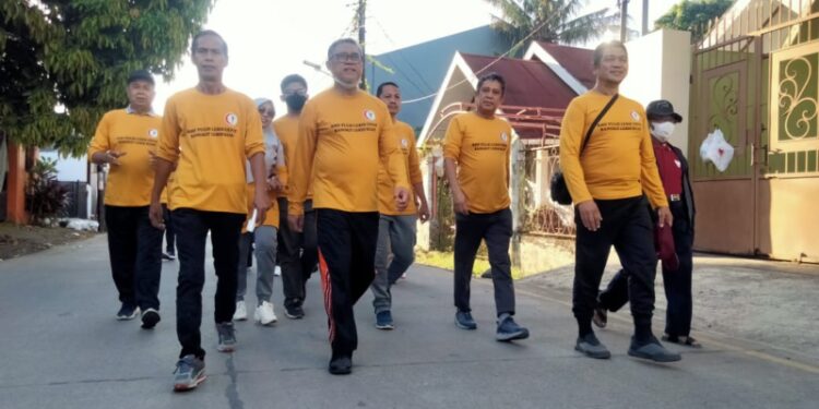 Makassar - Dalam rangkah Hari jadi Rumah Sakit Islam Faisal (RSIF) Makassar yang ke 42 berbagai event yang dilaksanakan. Salah satu rangkaian kegiatan yang dilaksanakan pada puncak HUT 42 RSIF Makassar melaksanakan Senam bersama seluruh karyawan dengan membagikan beberapa dooprise. Dalam sambutan Direktur Utama RSIF Dr. Andi Hadijah Iriani Menyampaikan rasa syukurnya karena bisa bersama-sama merayakan hari jadi RSIF Makassar yang ke 42 ini. "Saya selaku Direktur Utama RSIF Makassar sangat bersyukur melihat antusias kepada semua karyawan dalam mengikuti segala rangkaian kegiatan yang telah panitia sediakan, terutama pada kegiatan pagi hari, sangat bangga banyak yang mengikuti jalan santai,"katanya. Lebih lanjut dia juga mengatakan bahwa untuk memajukan dan meningkatan kepercayaan dari masyarakat atas pelayanan yang kita berikan, diperlukan kerjasama dan semangat sehingga apa yang diharapkan itu bisa tercapai. "Untuk ingin pulih lebih cepat dan bangkit lebih kuat sesuai dengan tema HUT RI 2022 maka yang sangat diperlukan semangat dan kerja keras dari kita, sehingga harapan kita bisa tercapai,"tuturnya. Selain daripada itu ketua Yayasan RSIF Makassar Prof. Dr. H. Mansyur Ramly juga mengatakan hal yang sama bahwa untuk mencapai apa yang kita harapkan yaitu Pulih Lebih Cepat, Bangkit Lebih Kuat di RSIF Makassar diperlukan semangat, kekompakan dan yang lebih penting semangat. "Yang mesti terus dijaga adalah semangat kita semua, semangat terus berupaya memberikan pelayanan yang terbaik kepada masyarakat, agar citra RSIF Makassar baik dan mendapatkan kepercayaan dari masyarakat,"ujarnya. Diketahui bahwa selain senam yang di laksanakan dalam rangka HUT RSIF Makassar yang ke 42 juga telah dilaksanakan pembagian sembako kepada Pantih Asuhan, lomba volly, takraw, futsal, sunnatan massal, serta donor darah sebagai wujud kepedulian sesama.