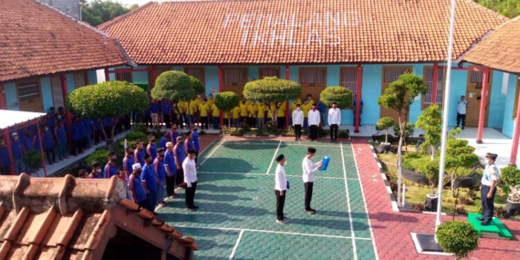 Sebagai upaya menginternalisasi karakter nasionalisme pada warga binaan pemasyarakatan, Rumah Tahanan Negara (Rutan) Kelas IIB Pemalang mewajibkan seluruh tahanan dan narapidana untuk mengikuti Upacara Pengibaran Bendera Merah Putih