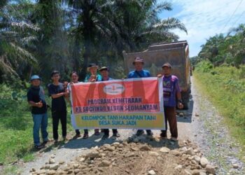 PT Socifindo Kebun Seumanyam bantu masyarakat untuk perbaikan akses jalan menuju kebun pertanian, karena jalan tersebut selama ini sangat dikeluhkan oleh masyarakat.
