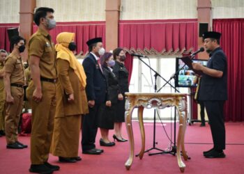 Gubernur Sulawesi Selatan melantik sebanyak 98 kepala satuan pendidikan (kepala sekolah) lingkup Pemprov Sulsel di Baruga Karaeng Pattingalloang, Rumah Jabatan Gubernur, Selasa, 27 September 2022.