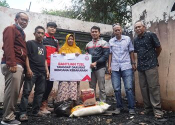 PT Semen Tonasa Pangkep Kunjungi dan Serahkan Bantuan Korban Kebakaran