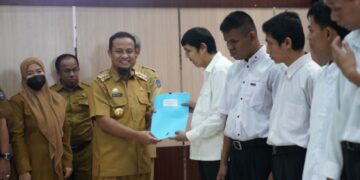 Gubernur Sulawesi Selatan, Andi Sudirman Sulaiman menyerahkan SK Non-ASN Pemprov Sulsel kepada 12 orang disabilitas.