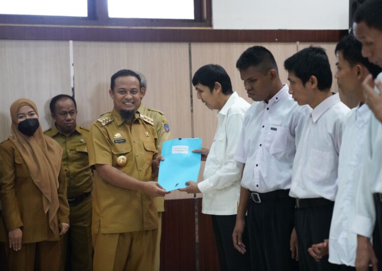 Gubernur Sulawesi Selatan, Andi Sudirman Sulaiman menyerahkan SK Non-ASN Pemprov Sulsel kepada 12 orang disabilitas.