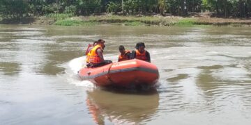 Bocah 4 Tahun Tenggelam di Sungai, SAR Brimob Bone Terjun Lakukan Pencarian